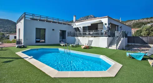 Villa avec piscine et vue mer à moins de 2km centre et plage de Calvi